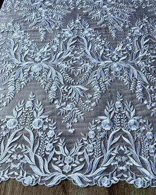 Nádherná bílá krajka je měkká a jemná. Kombinace geometrického a květinového vzoru přidává na zajímavosti a poskytuje...