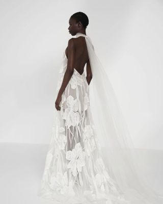 Originální krajka s jedinečnými 3D květy, ručně vytvářenými do jemných detailů a zdobenými třpytivými korálky pro...