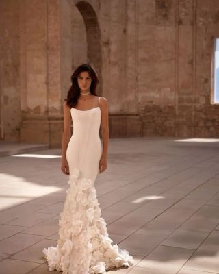 Neobvyklá velkokvětá 3D krajka, barva ivory.