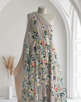 Lehká, vzdušná a něžná krajka zdobená drobnými barevnými 3D kvítky — jako stvořená pro romantické jarní nevěsty. Ideální...